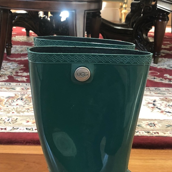 Authentic UGG rain boots size 9 - Picture 2 of 6